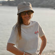 Femme avec bob Coco Beach sur la plage de la Fossette au Lavandou