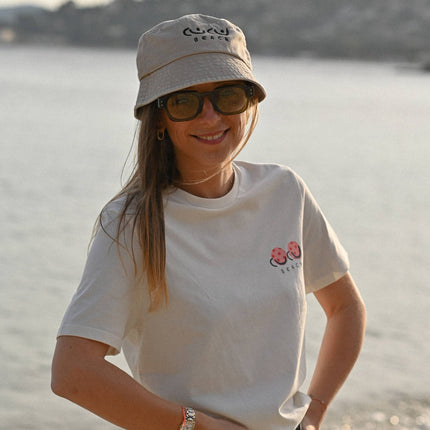 Femme avec bob Coco Beach sur la plage de la Fossette au Lavandou
