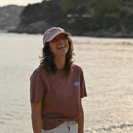 Jeune fille avec casquette Coco Beach sur la plage du Lavandou