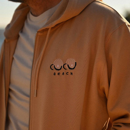 Détails broderie hoodie zippé Coco Beach restau poissons plage de la fossette au lavandou