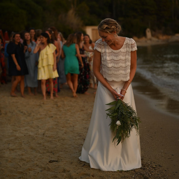 Mariée avec son bouquet plage du lavandou Coco Beach privatisation