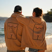 Couple avec sweats zippés Coco Beach sur la plage du Lavandou