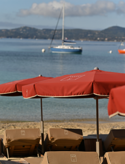 Location matelas et parasol sur la plage du Lavandou, Coco Beach