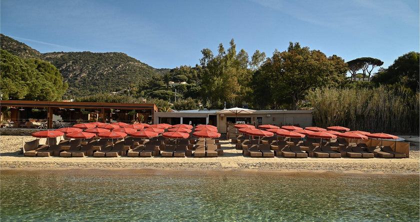 Plage privée Coco Beach Lavandou avec restaurant terrasse et de nombreux matelas