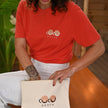 Détails T-shirt rouge Coco Beach Plage de la Fossette et Pochette de plage